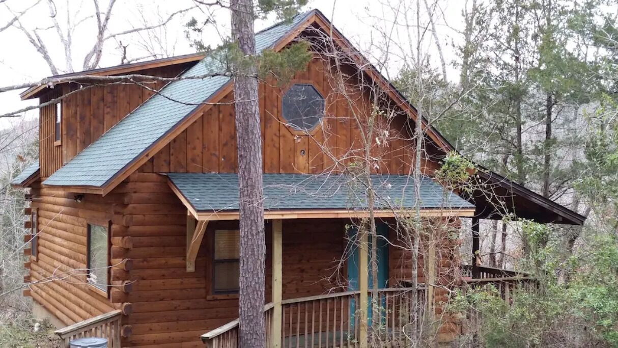 Shady Oak- Luxury Two bedroom, Two bath Cabin with Hot Tub! Hiking Trail and Cave on property!