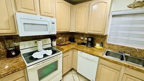 Refrigerador, microondas, horno y lavavajillas 