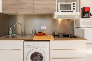 Kühlschrank, Mikrowelle, Ofen, Wasserkocher mit Kaffee-/Teezubehör