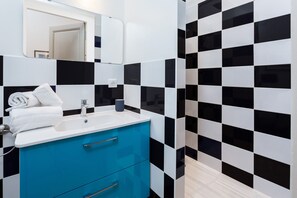 Dusj, hårføner og håndklær