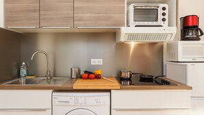 Coffee/tea maker, fridge, microwave, oven - Parfum - First concierge service (Montpellier)