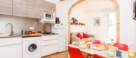 Réfrigérateur, micro-ondes, four, cafetière/bouilloire