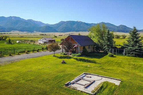 Adorable Montana Country Cabin