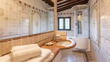 Ensemble douche/baignoire, baignoire Ă jets, sĂšche-cheveux, bidet