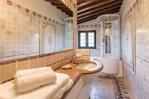 Ensemble douche/baignoire, baignoire à jets, sèche-cheveux, bidet
