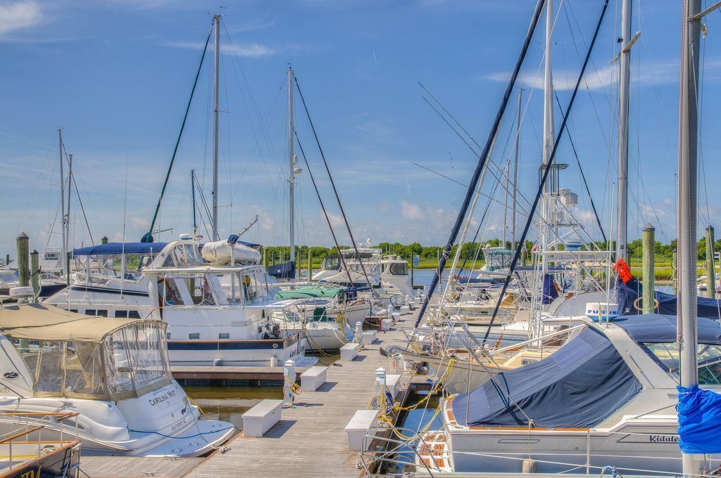 Un port de plaisance où de nombreux bateaux sont amarrés à des quais en bois.