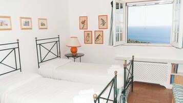 4 chambres, coffres-forts dans les chambres, bureau