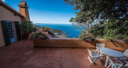 Luxus-Apartment direkt am Meer mit Blick auf Inseln Giglio und Giannutri