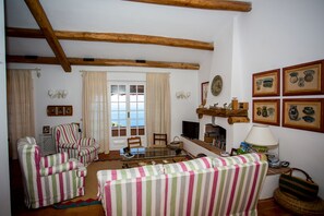 Smart TV, fireplace, DVD player, table tennis