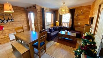 TV connectée, lecteur de DVD, table de tennis de table, livres