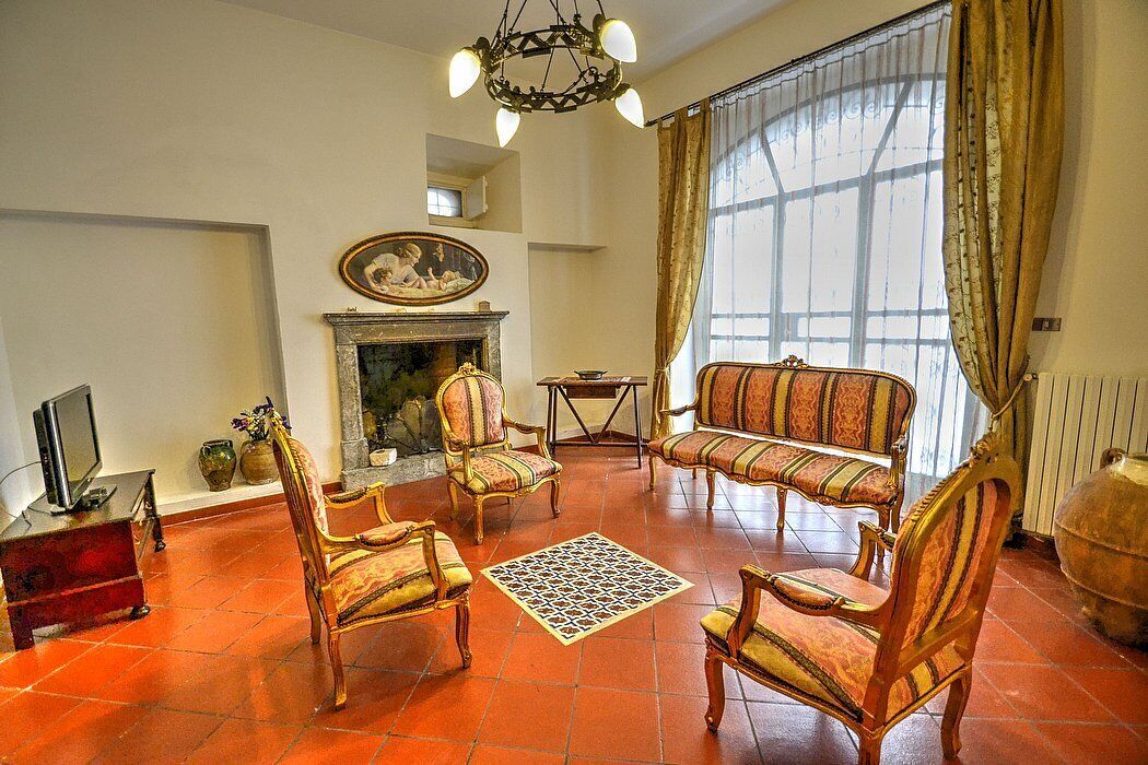 Villa delle Signorine: An elegant and welcoming three-story villa situated in a quiet location, surrounded by a wonderful garden, with Free WI-FI.