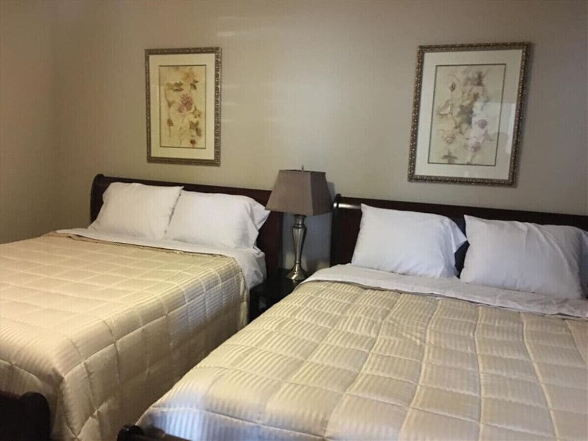 2 bedrooms, desk, iron/ironing board, WiFi