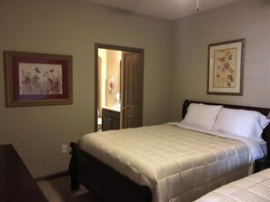 2 bedrooms, desk, iron/ironing board, WiFi