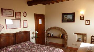 1 Schlafzimmer, Schreibtisch, Bügeleisen/Bügelbrett, Reisekinderbett