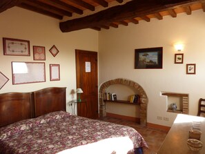 1 habitación, escritorio, tabla de planchar con plancha y cuna de viaje