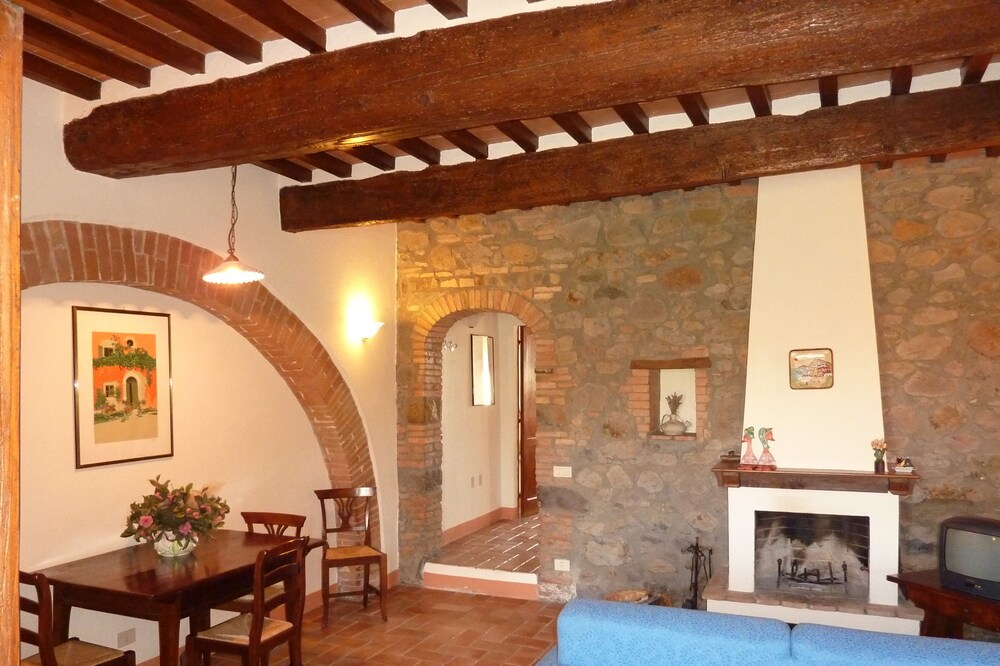 Apartment in old farmhouse with garden and swimming pool