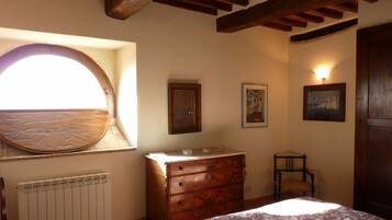 1 camera, una scrivania, ferro/asse da stiro, culla da viaggio