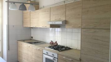 Frigorifero, forno, piano cottura, lavastoviglie