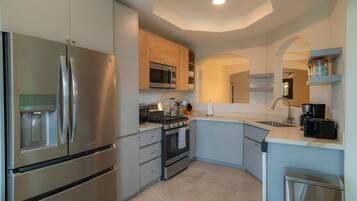 Geladeira, micro-ondas, fogão, cooktop