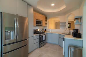 Geladeira, micro-ondas, fogão, cooktop