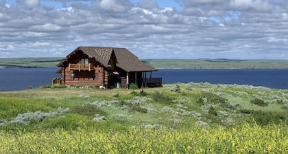 capanna di legno rustico con tutti i comfort moderni che si affaccia sul fiume Missouri