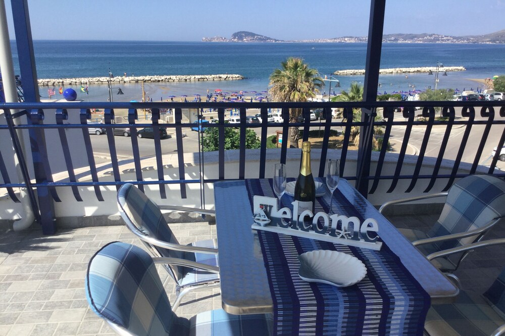 PANORAMIC APARTMENT AT THE BEACH