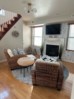 Smart-TV, Kamin, Bücher, Drucker