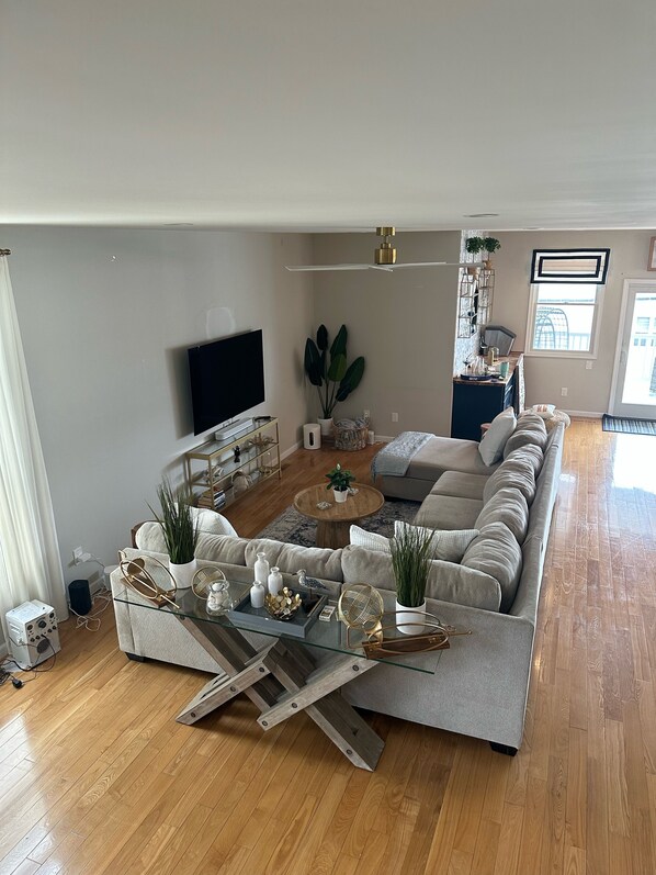 Smart-TV, Kamin, Bücher, Drucker