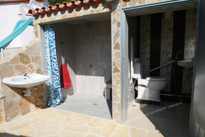 Bathtub, jetted bath, hair dryer, towels - Finca Casper the high quality natural stone villa by the sea (Els Poblets Alicante)