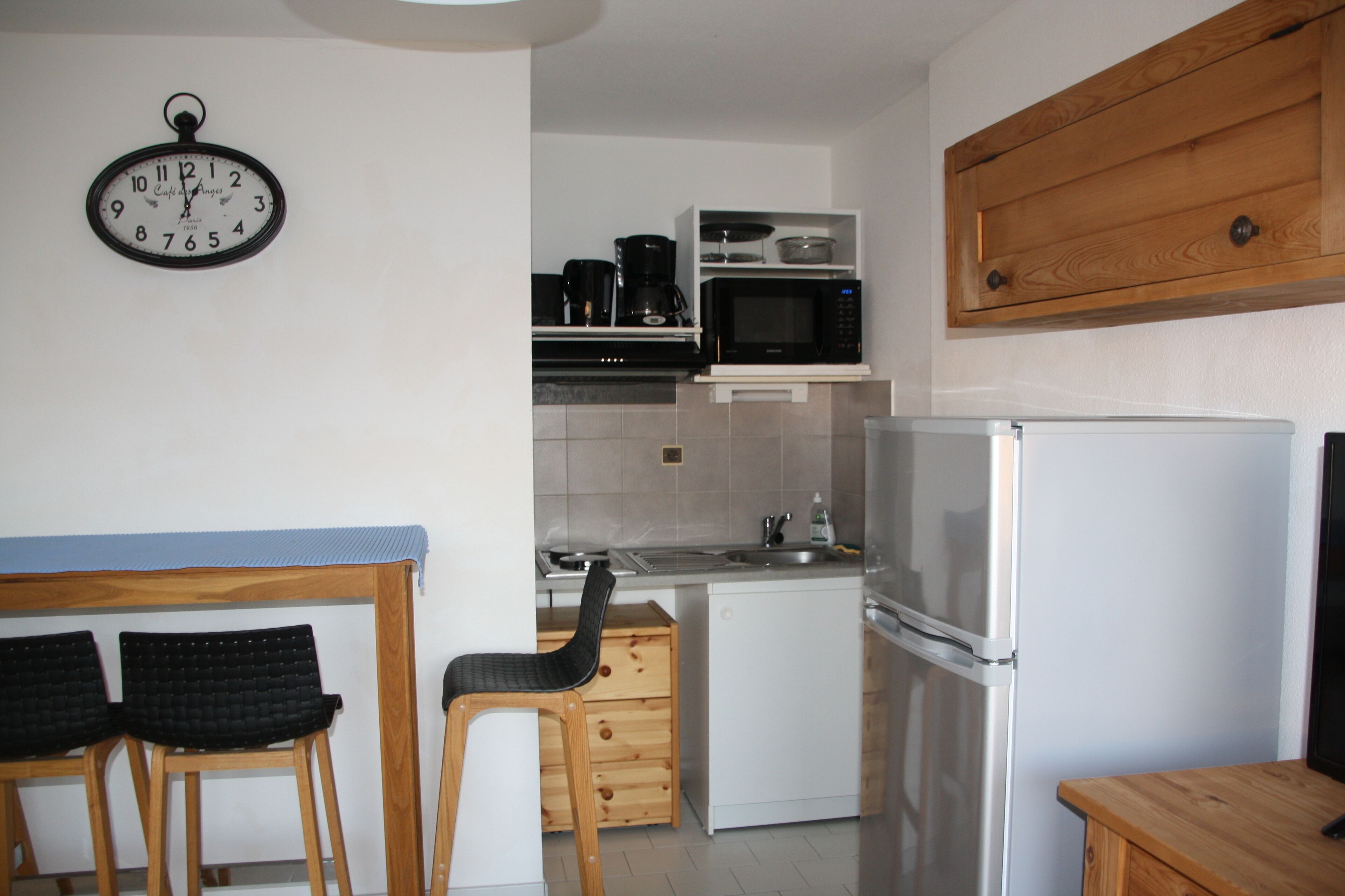 A splendid view of the marina for this pretty apartment