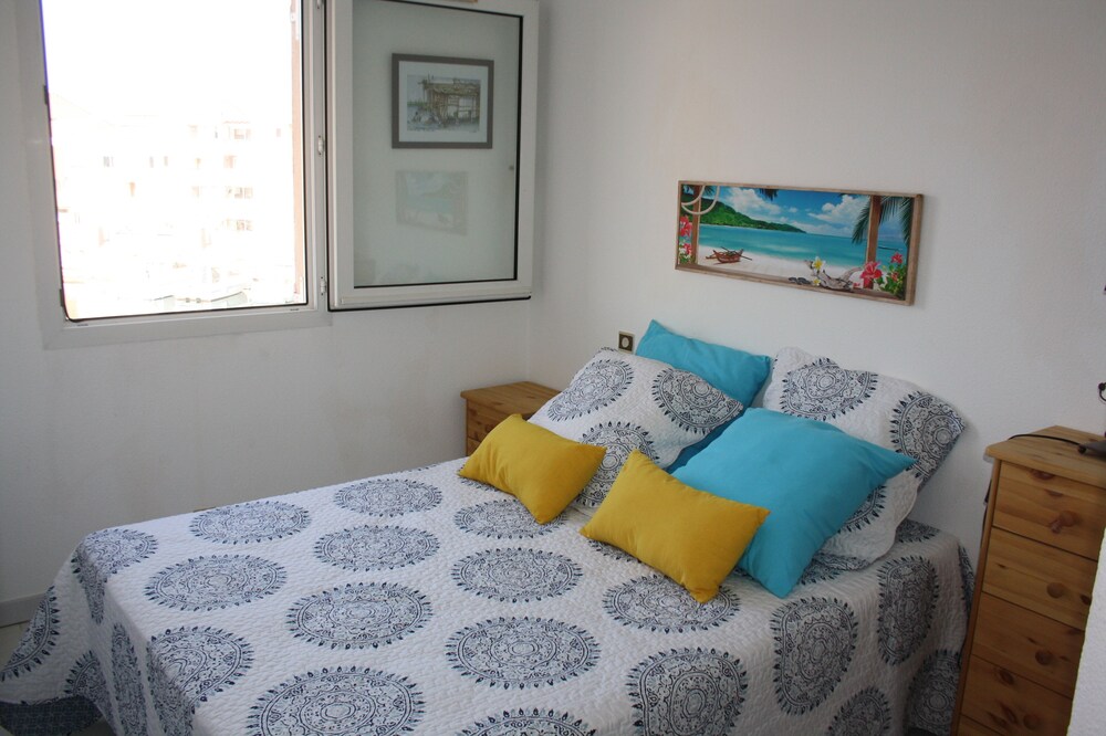 A splendid view of the marina for this pretty apartment