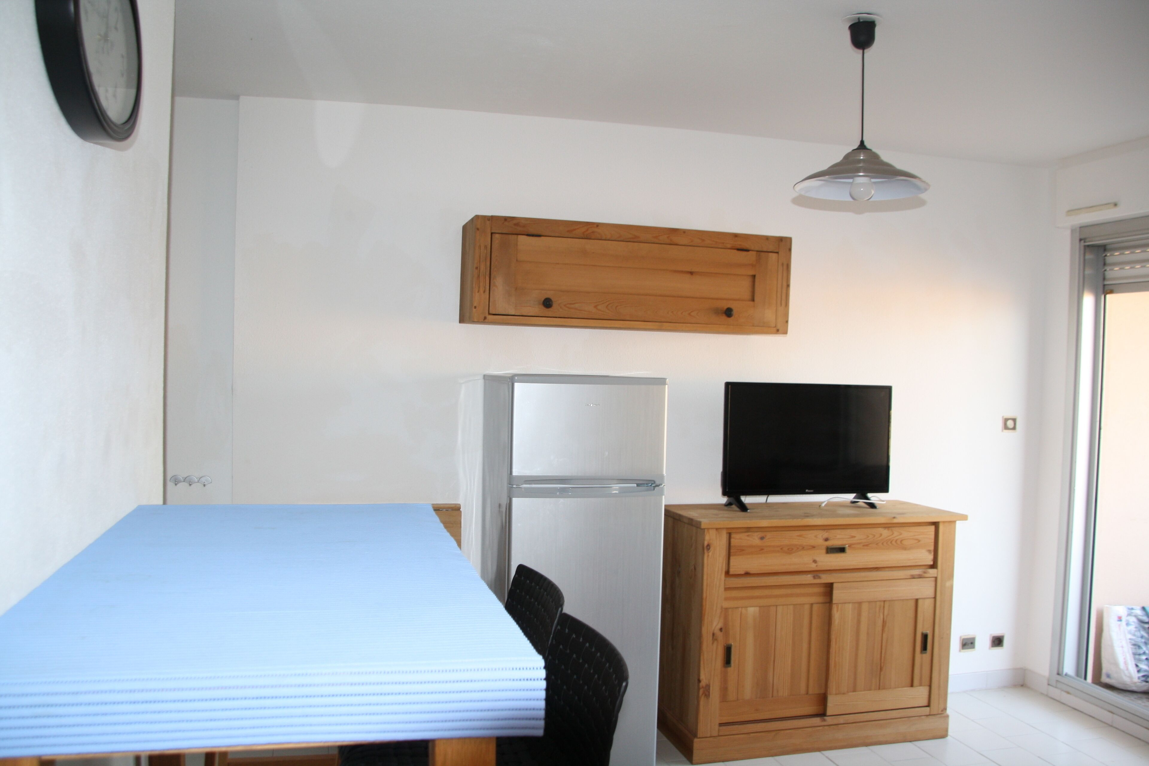 A splendid view of the marina for this pretty apartment