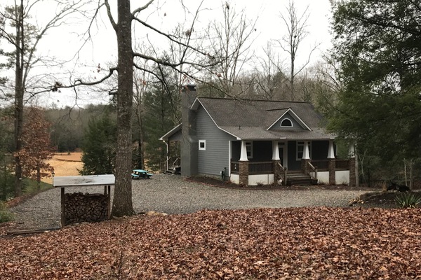 Peaceful lakehouse right on the water.