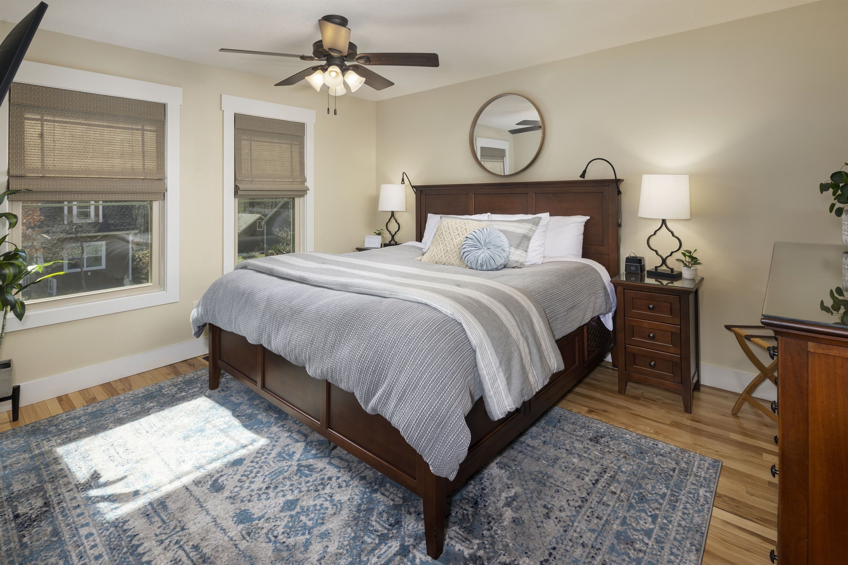 アイロン / アイロン台、WiFi (無料)、ベッドシーツ