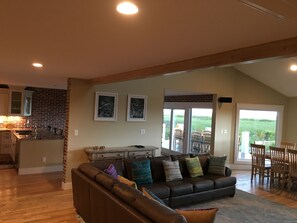 Een televisie, een open haard, een tafeltennistafel en een stereo