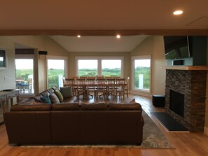 TV, fireplace, ping pong, stereo