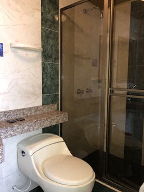 Douche, articles de toilette gratuits