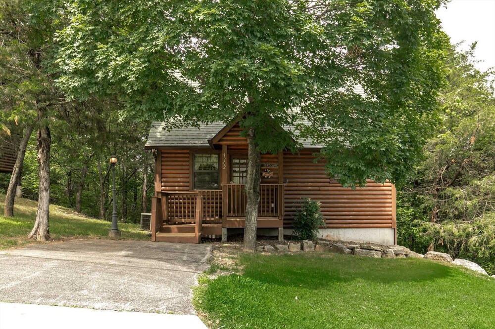 Luxury Cabin ! King Bed, Full Kitchen, Fireplace, 3 Pools! | A1