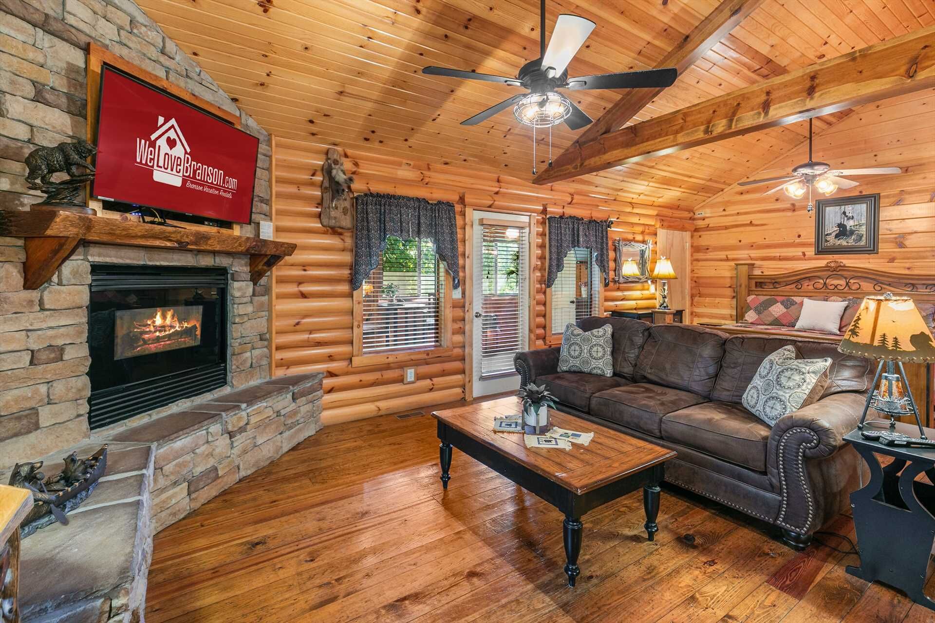 Luxury Cabin ! King Bed, Full Kitchen, Fireplace, 3 Pools! | A1
