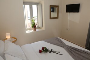 3 bedrooms, in-room safe, iron/ironing board, WiFi - Nomikos Mansion with two private outdoor hot tubs (Thira)