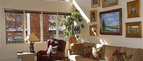 TV, fireplace, stereo