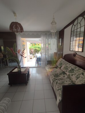 Télévision, livres, espaces bureaux