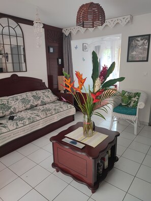 Télévision, livres, espaces bureaux