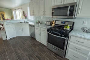 Fridge, microwave, oven, stovetop - Sedona Wonderland! w/Hot Tub Under the Stars! (Sedona)