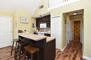 Réfrigérateur, four à micro-ondes, un four, surface de cuisson