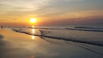 靠近海滩、沙滩椅