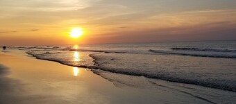 Cozy Condo location is everything - Walk to Beach, Coligny and Celebration Park.