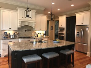Microwave, oven, stovetop, dishwasher - Masters rental in golf community (Evans)