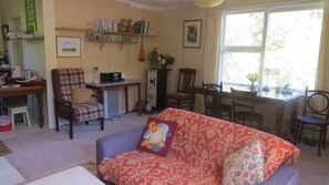 TV, fireplace, books, music library - Roa Cottage is a rustic cottage, close to the start of the Paparoa Great walk. (Blackball)