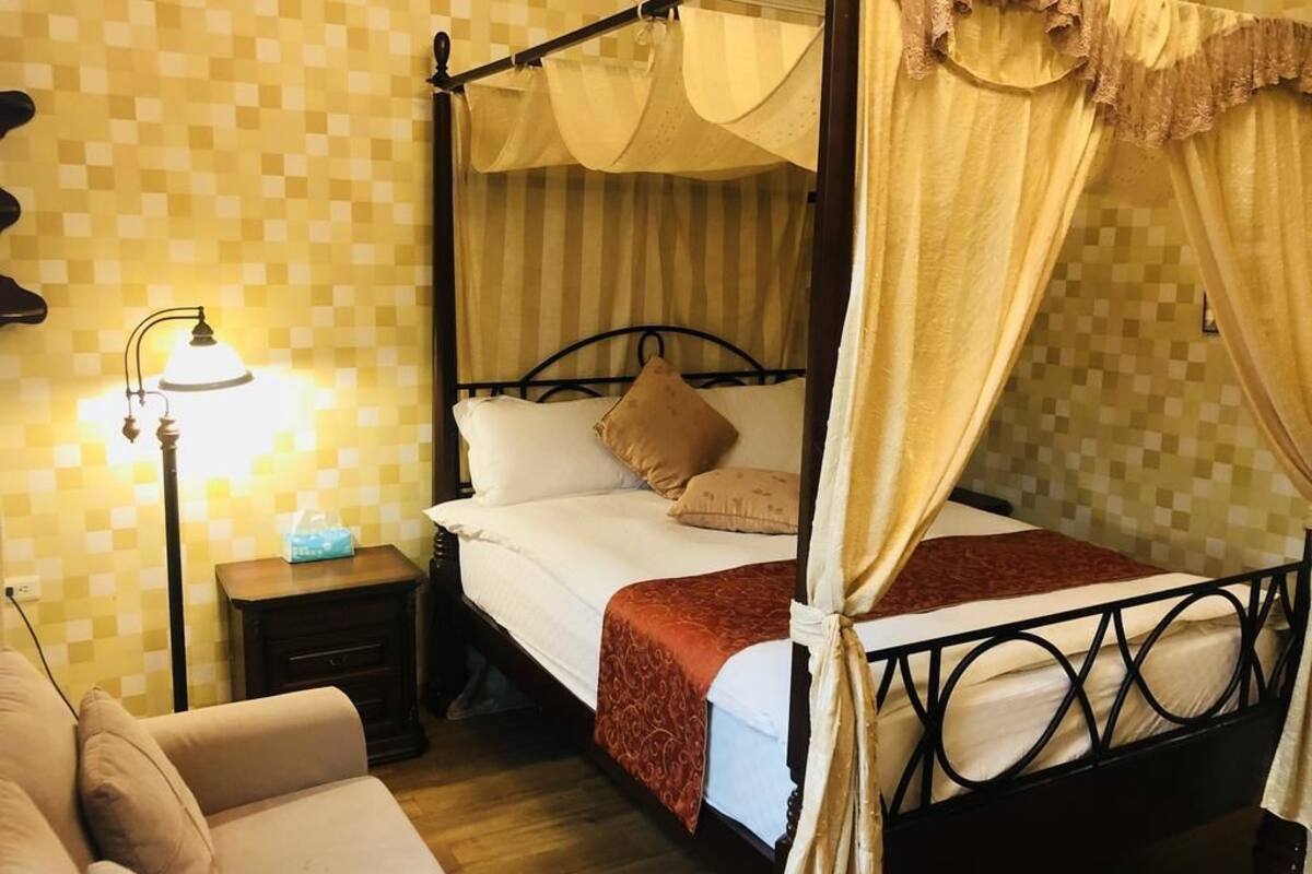 Desk, free WiFi, bed sheets